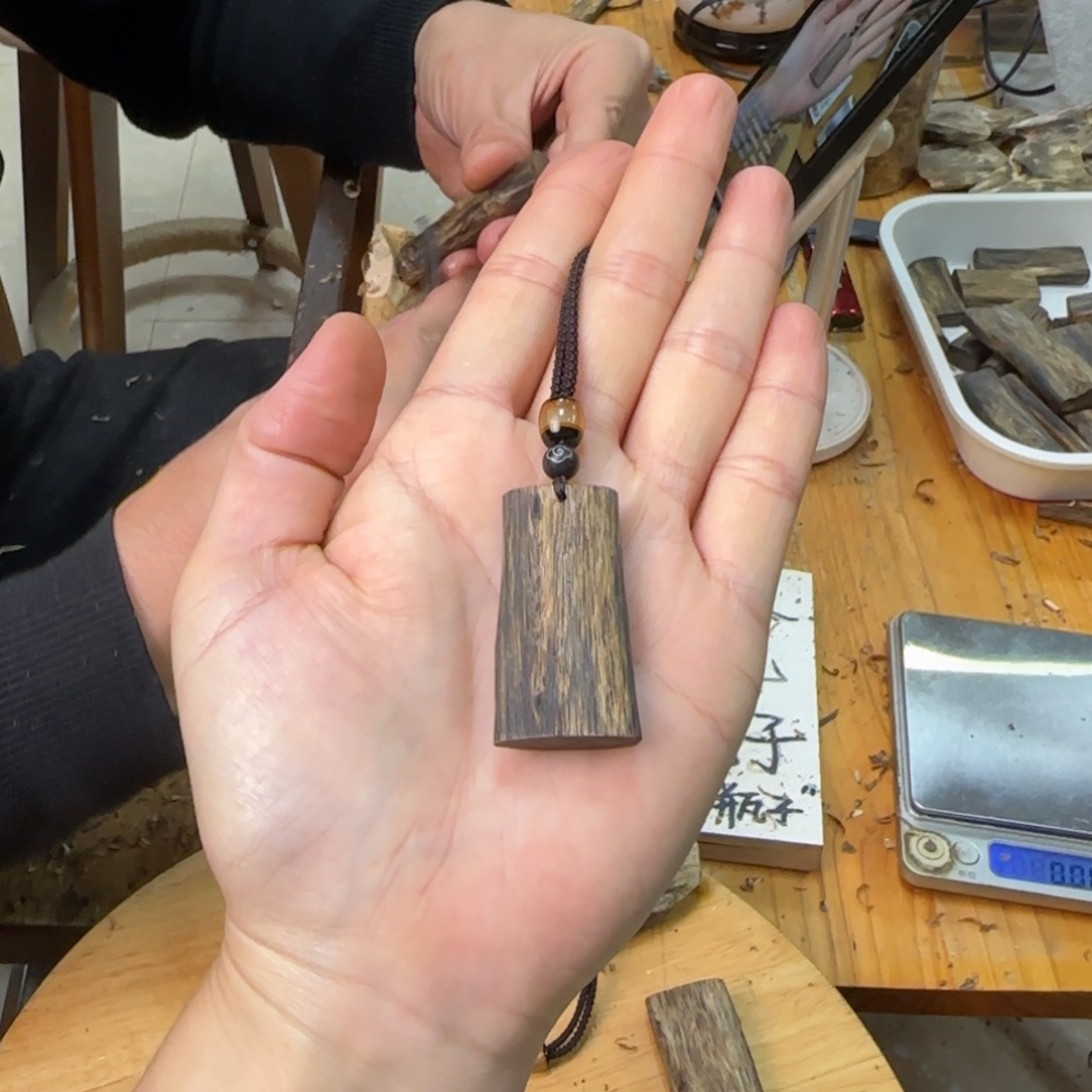 沉香吊坠素牌绿奇6.8克