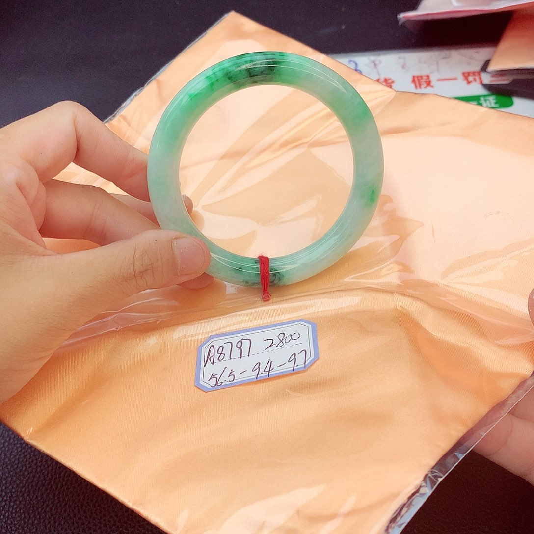 翡翠手镯未镶嵌翡翠