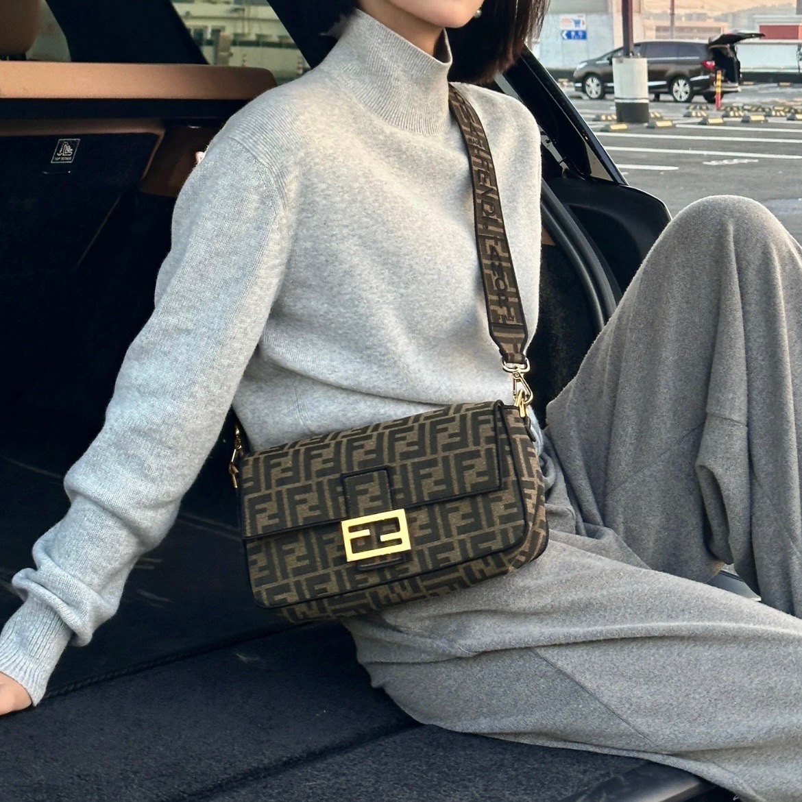 99新 FENDI/芬迪 芬迪  老花色法棍 金扣老花  手提单肩