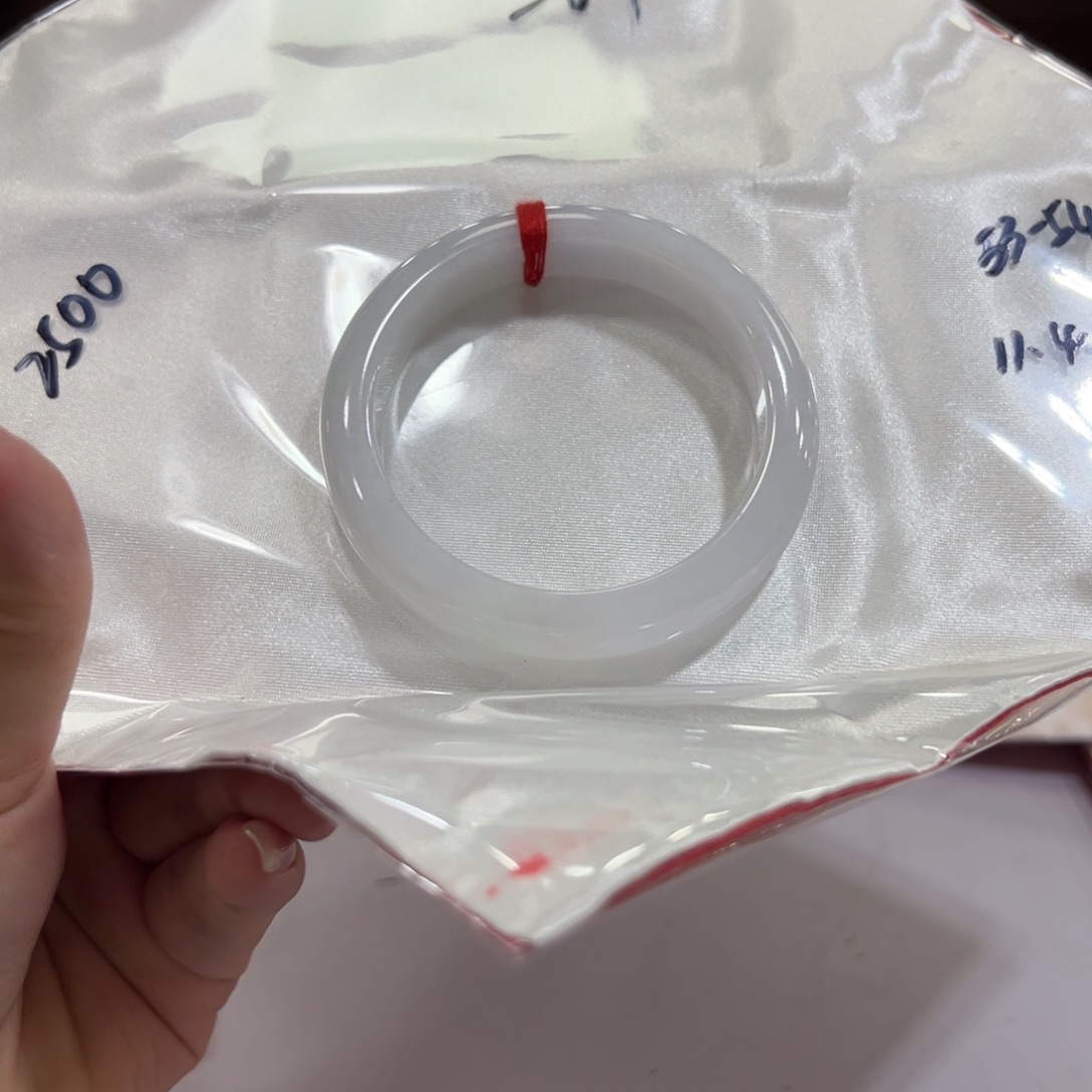 翡翠手镯未镶嵌一****?手镯