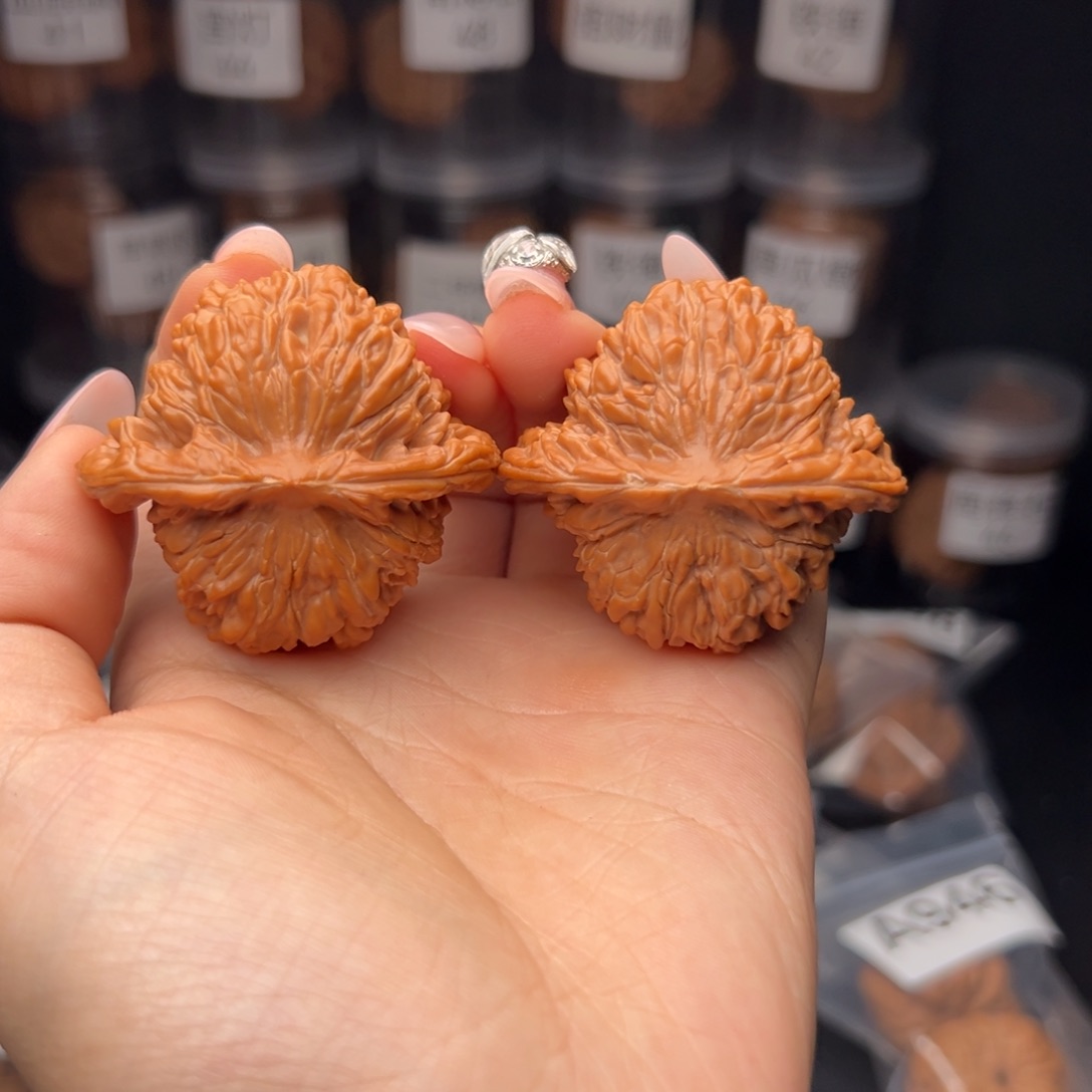 文玩核桃吊坠A****?四座楼