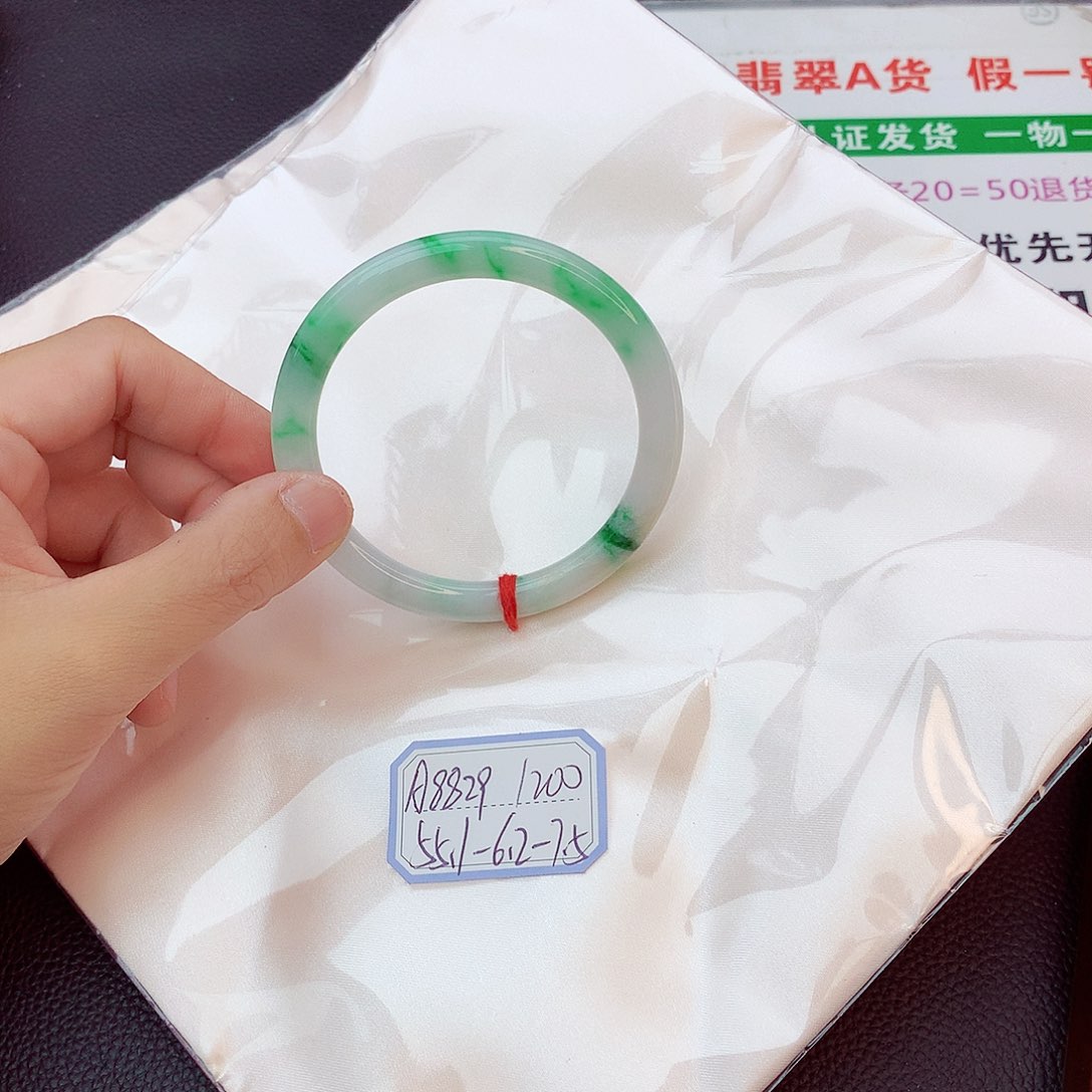 翡翠手镯未镶嵌翡翠