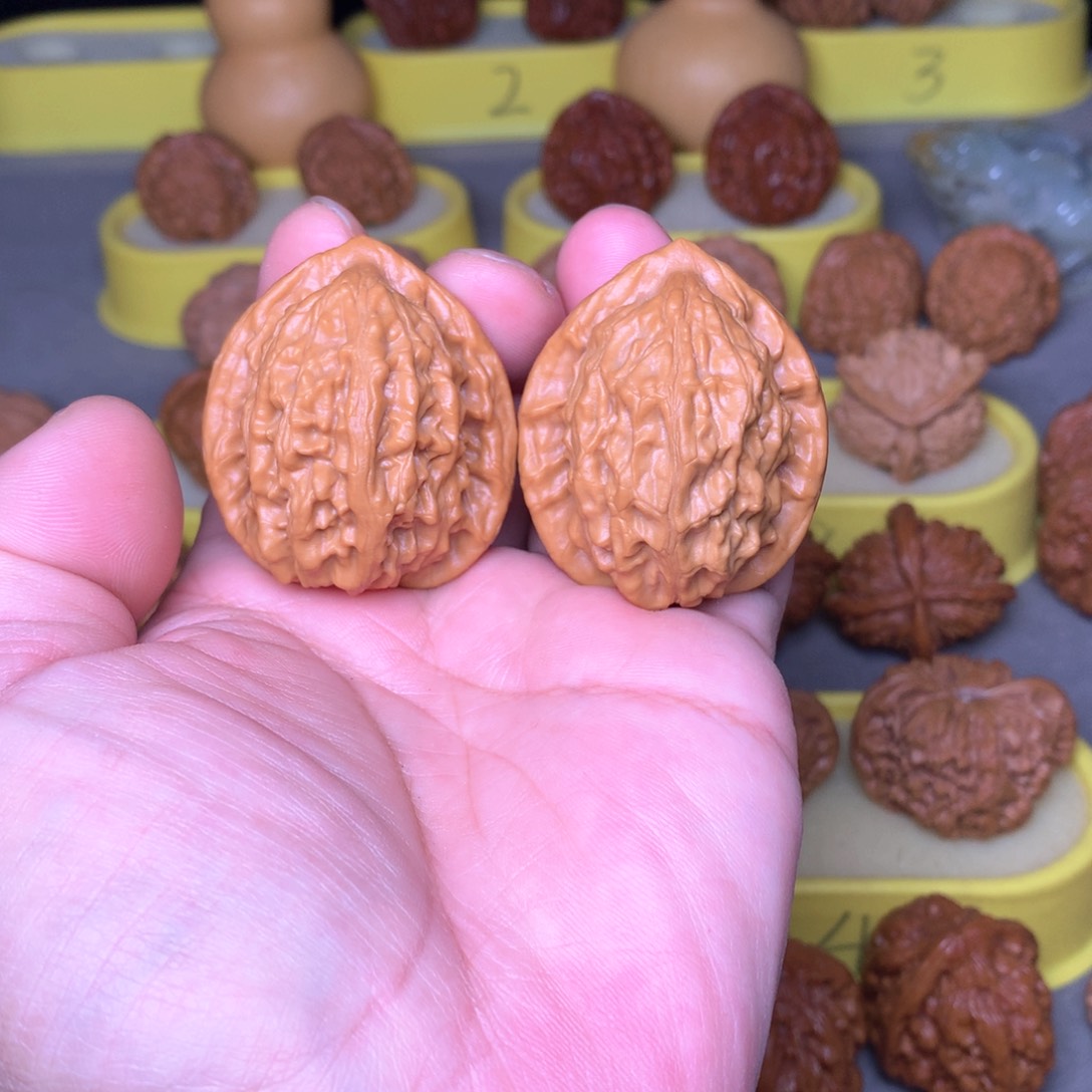 文玩核桃吊坠大红袍，皮质好