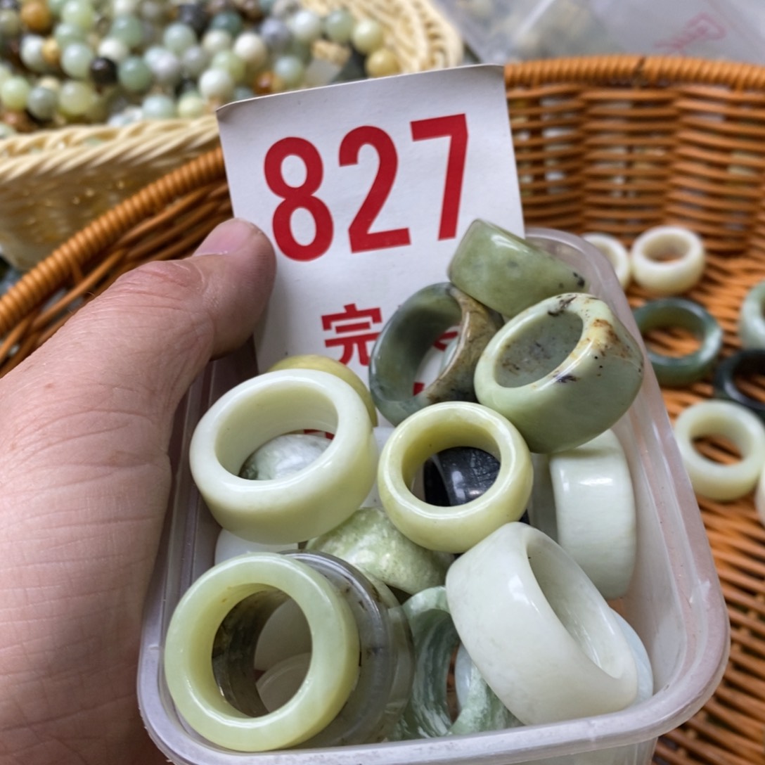 蛇纹石玉挂坠未镶嵌