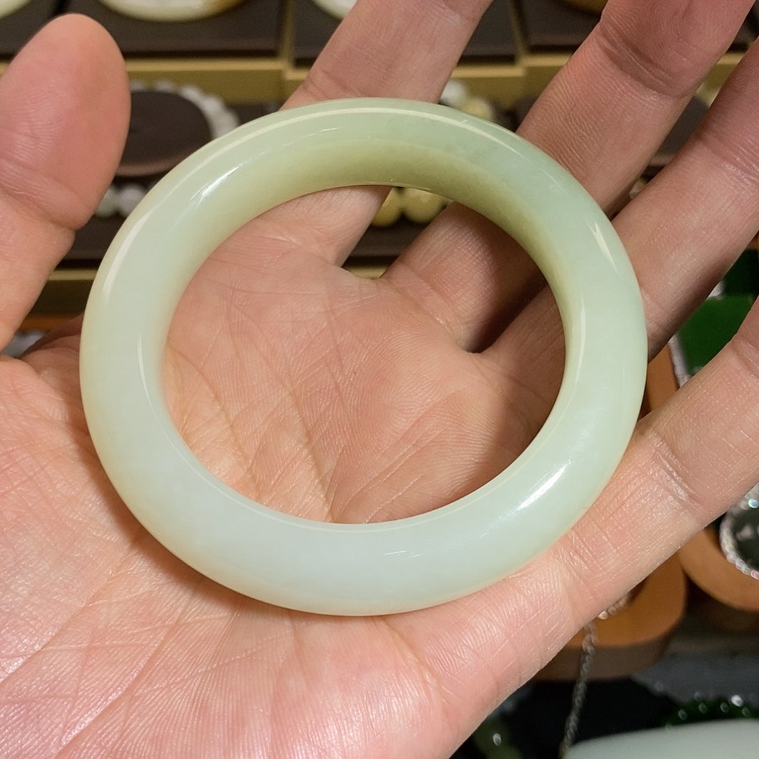 【闪购商品】未镶嵌手镯和田玉到****卦