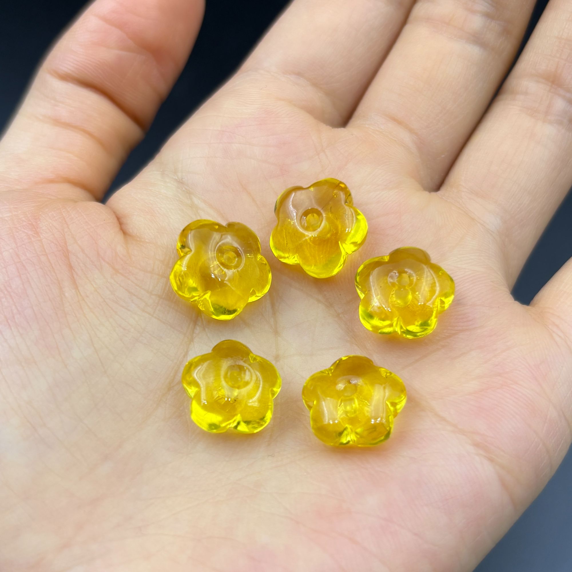 天然琥珀净水五瓣花雕刻小配件可用于DIY