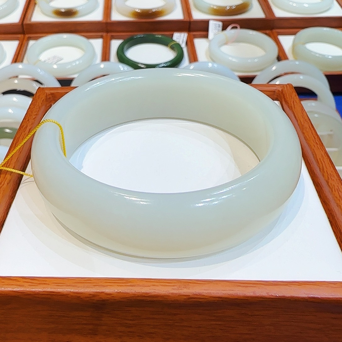 和田玉未镶嵌手镯张*八