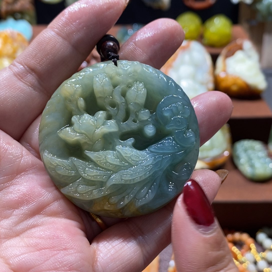 蛇纹石玉颈饰未镶嵌