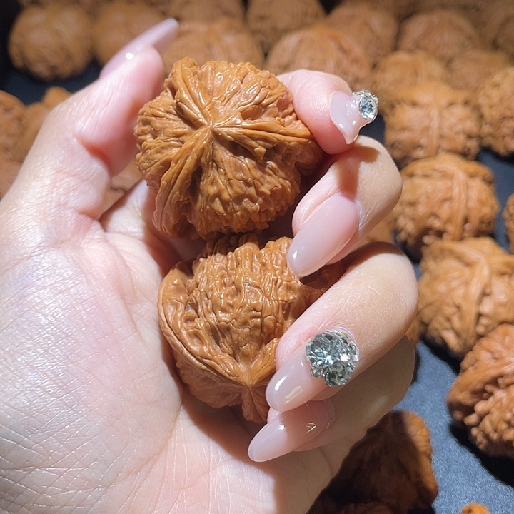 萧***逝文玩核桃吊坠小妹三棱