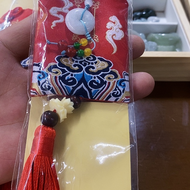 翡翠9K金镶嵌胸饰