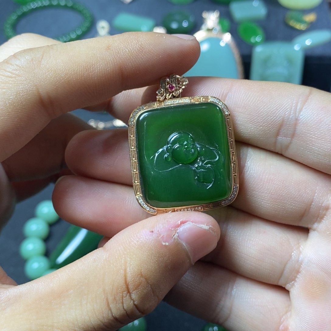 颈饰18K金镶嵌和田玉（碧玉）