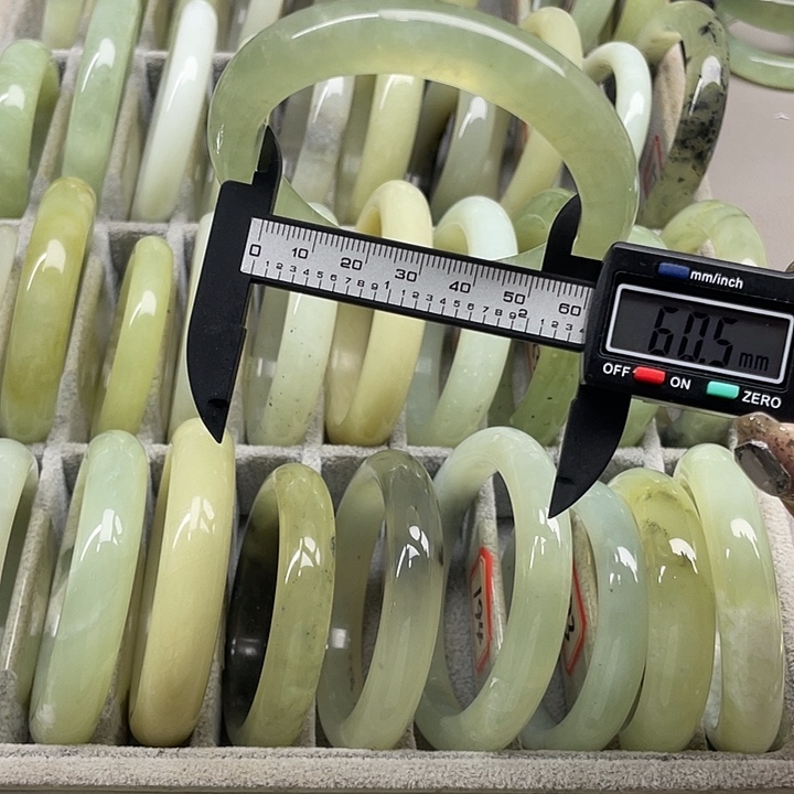蛇纹石玉未镶嵌手镯163