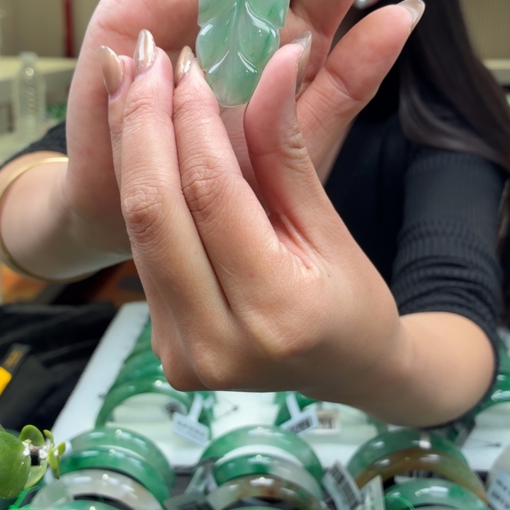 石英质玉未镶嵌颈饰