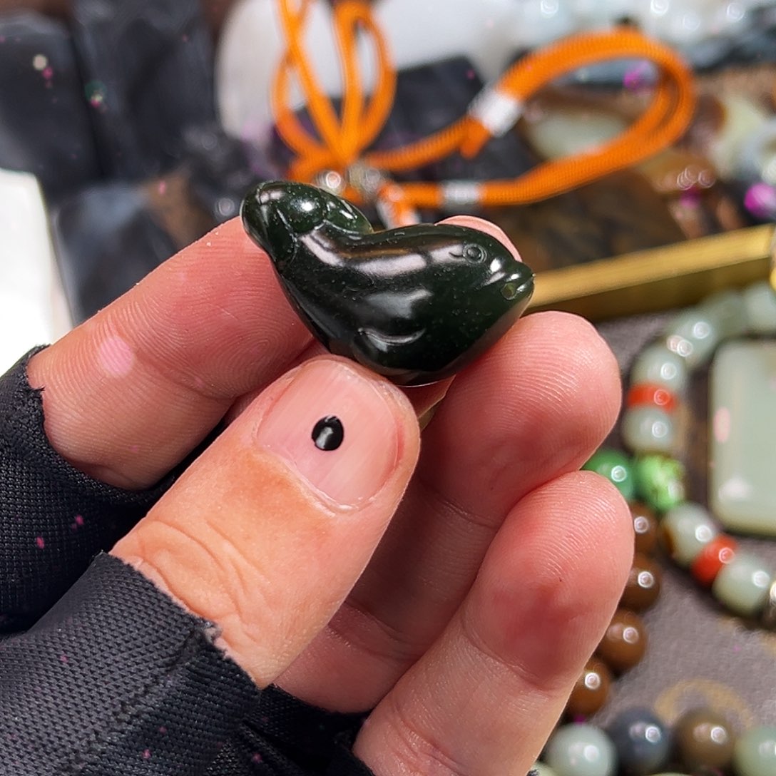 和田玉颈饰未镶嵌新年福利：湖水绿小海豚 有均匀的小雨棉