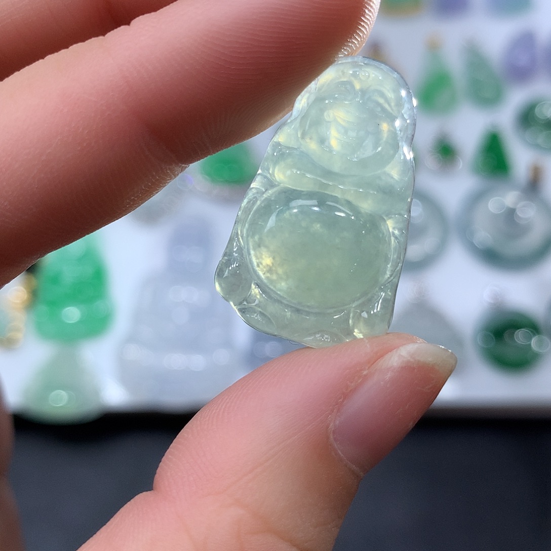 翡翠未镶嵌颈饰佛