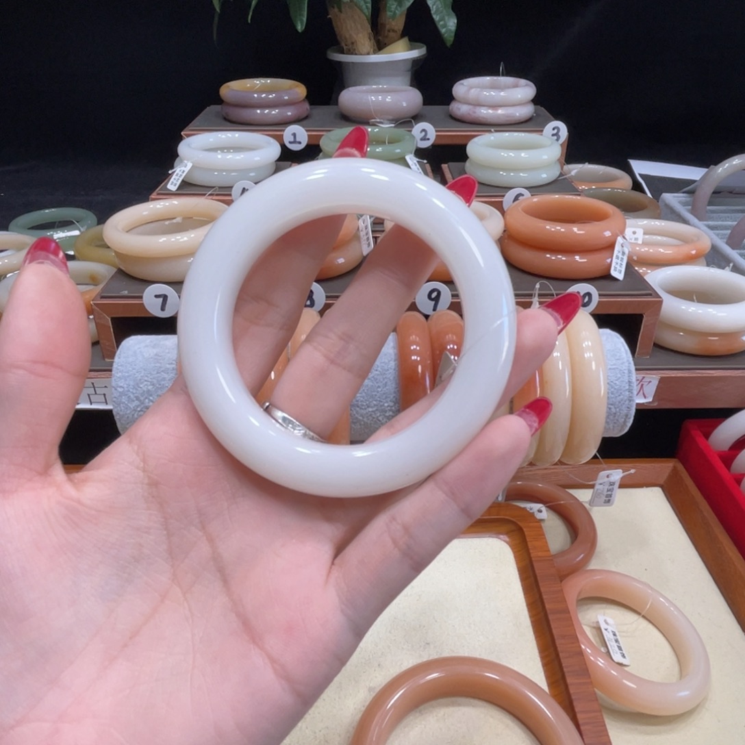 胖***。石英岩玉未镶嵌手镯