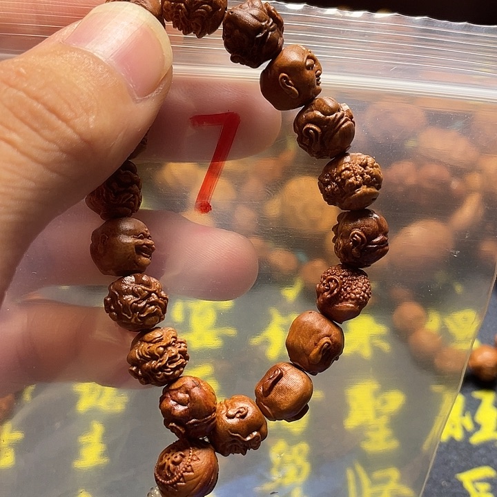 龙纹桃核雕刻瑕疵罗汉