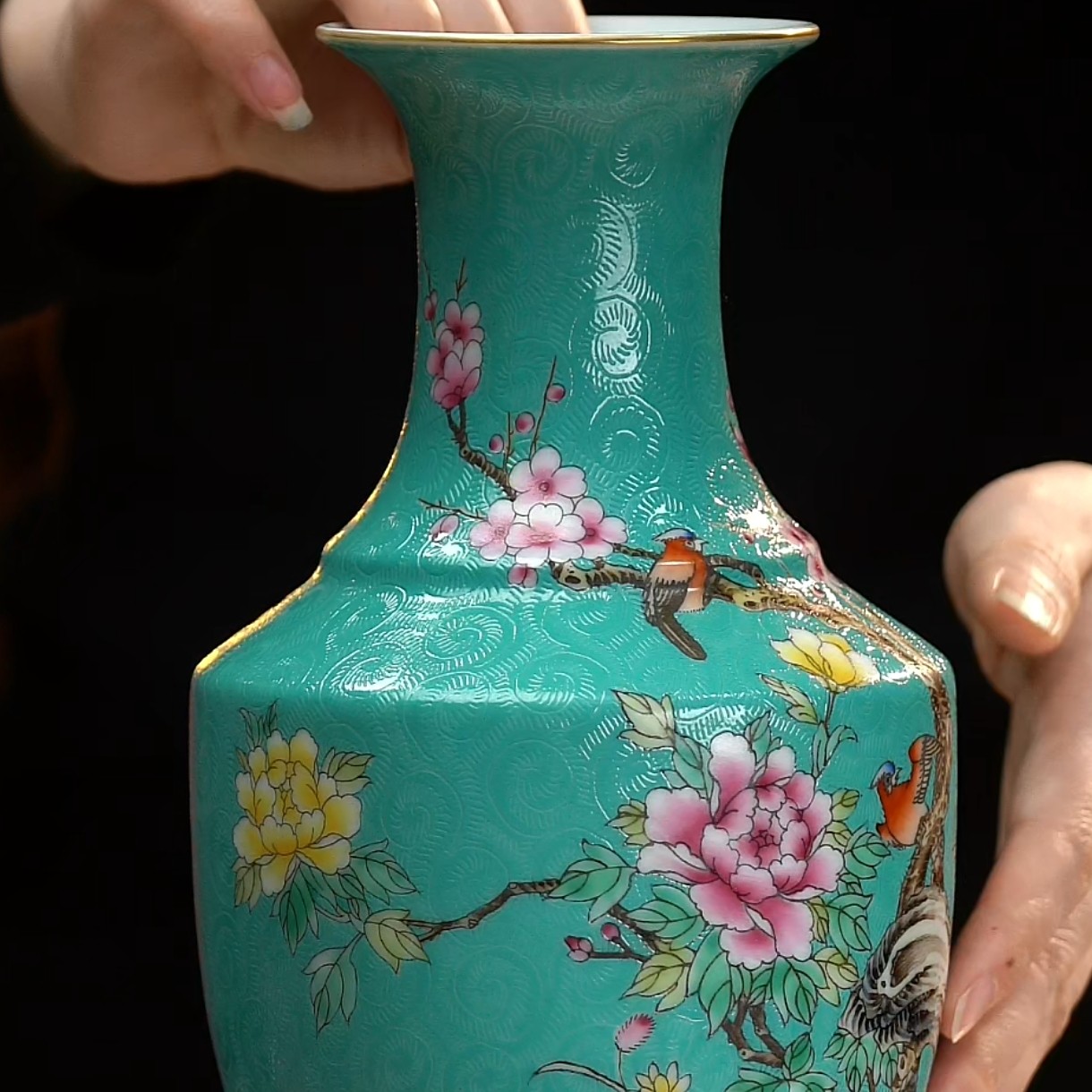 F松石绿地轧道粉彩花鸟纹赏瓶