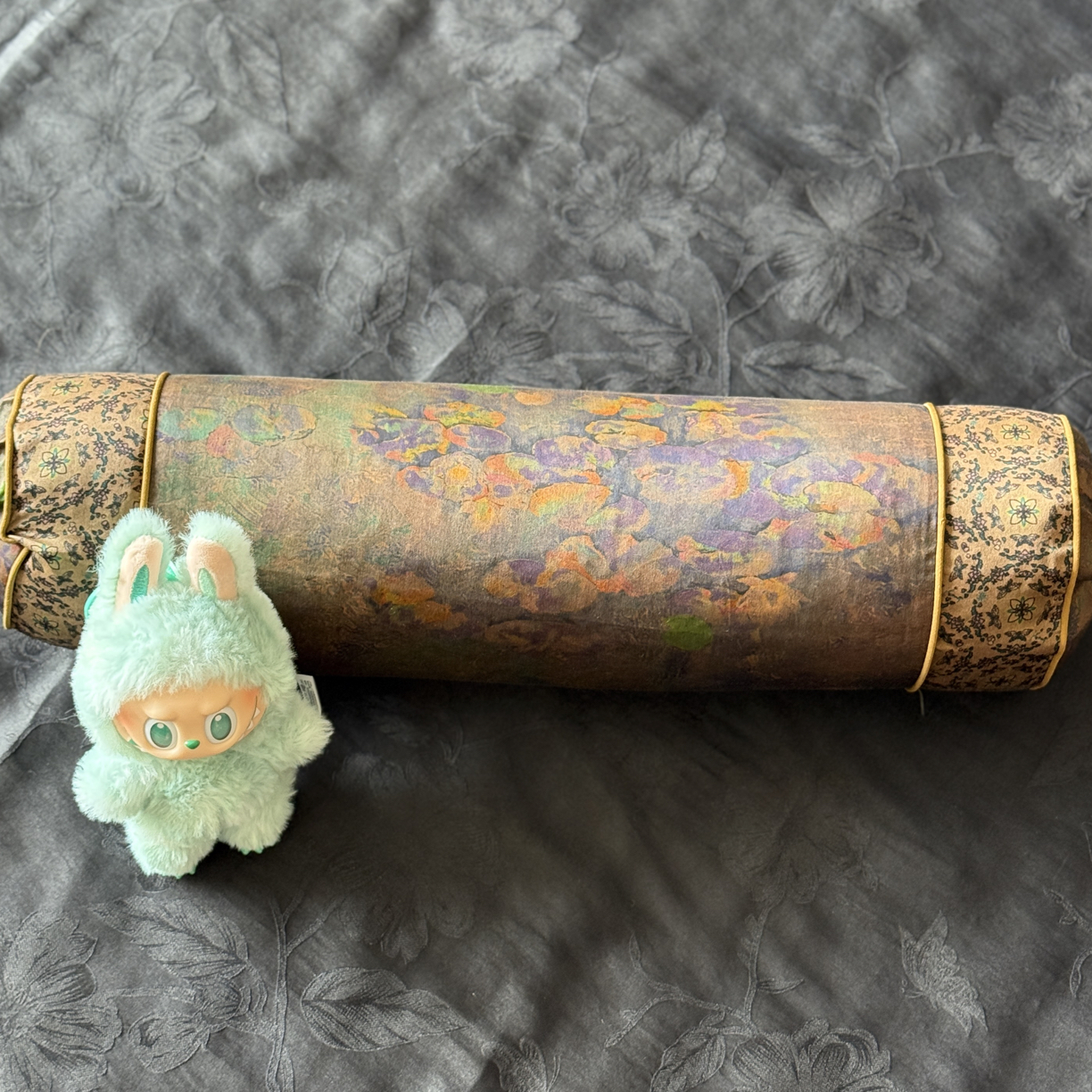 香云纱花草颈枕成品一个