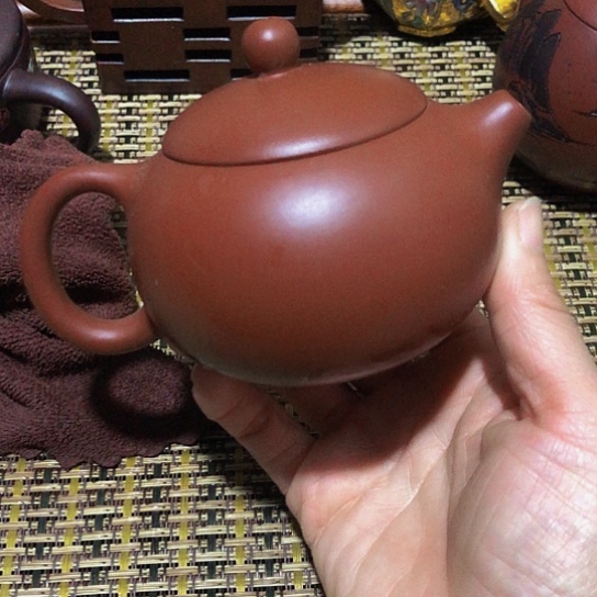 紫砂茶壶原矿泥料手工制作紫砂壶。