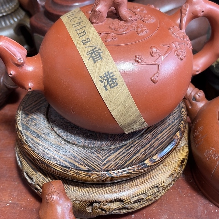 茶壶紫砂原矿泥料，手工制作的一把紫砂壶。