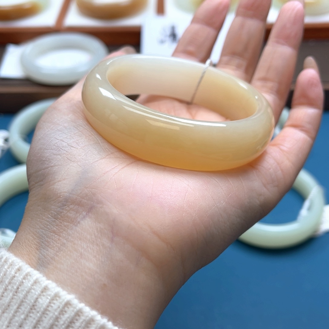 未镶嵌手镯和田玉