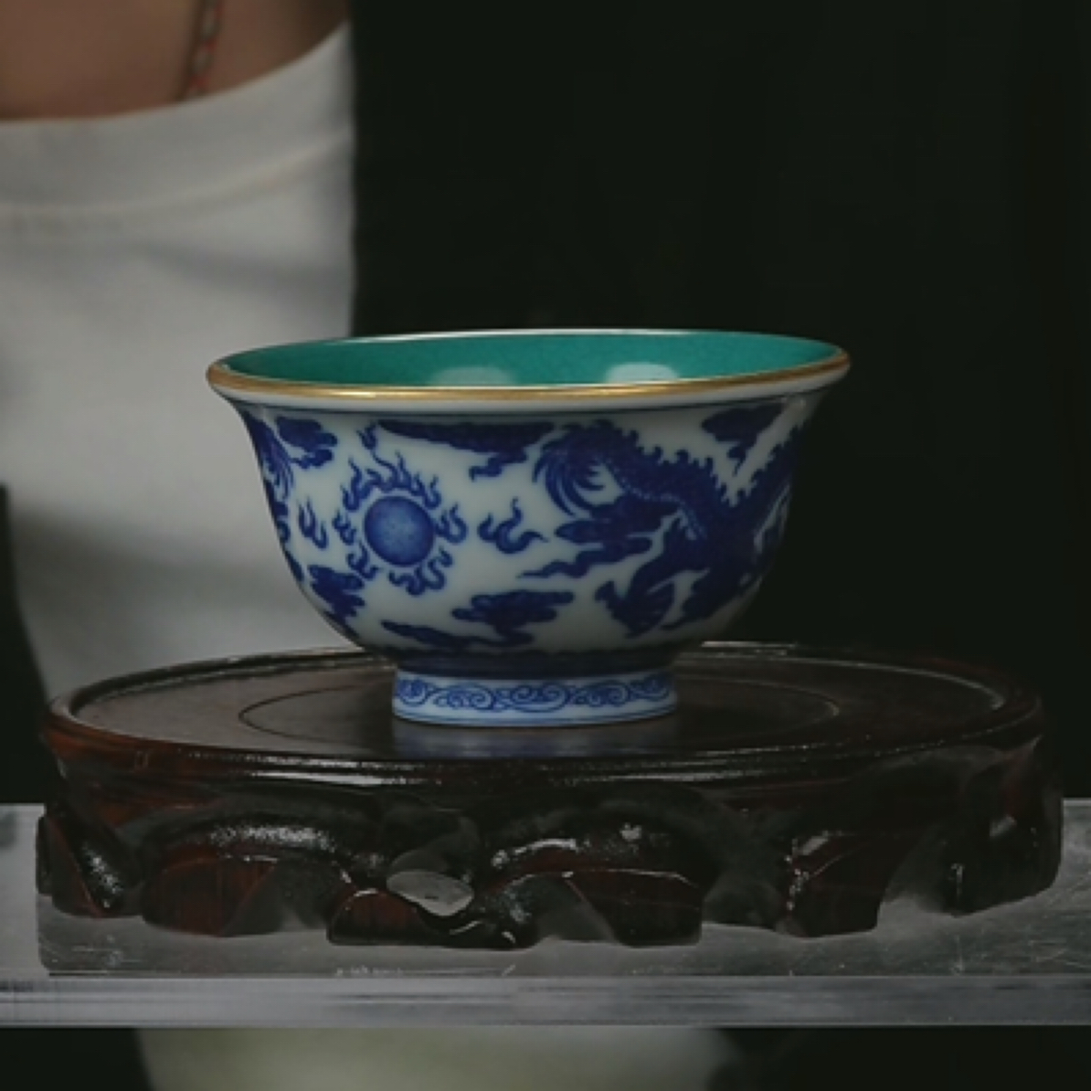 M内松石绿釉外青花双龙戏珠纹压手杯