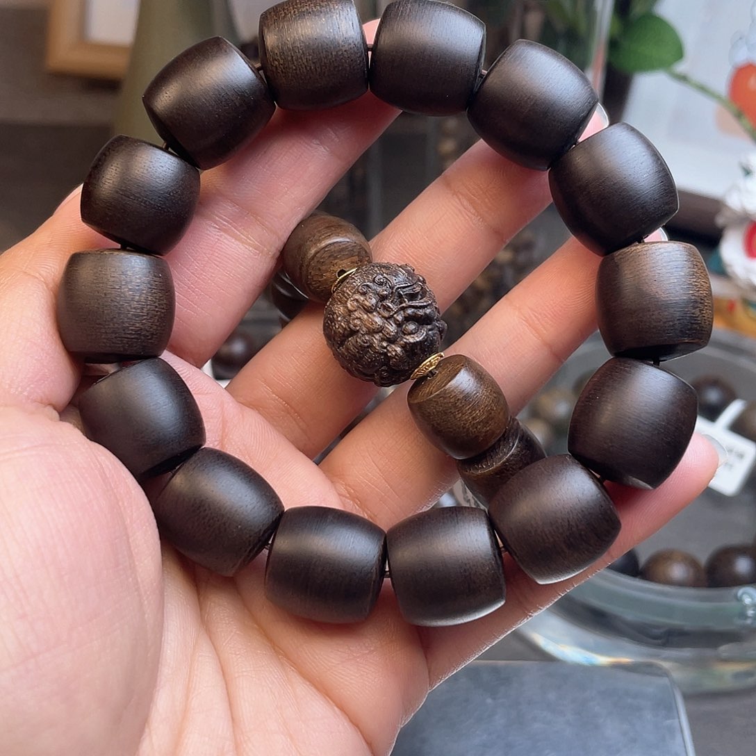 沉香手串洪*富森红土老料1.6桶珠古董沉水➕貔貅一颗