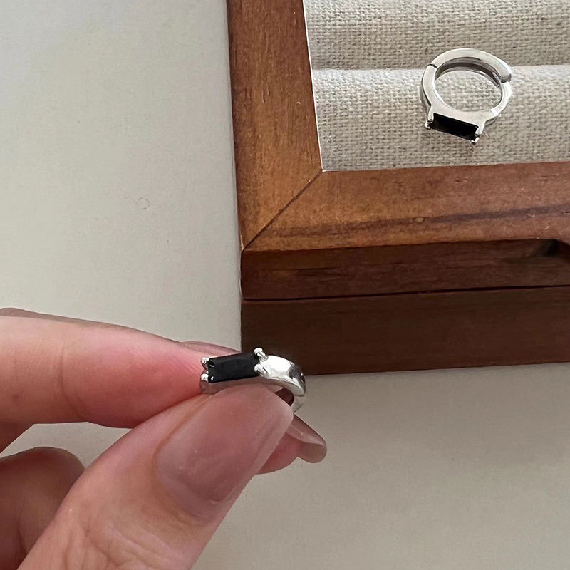 925银合成锆石耳饰 通体纯银黑锆石耳圈男女同款帅气个性耳扣小圈