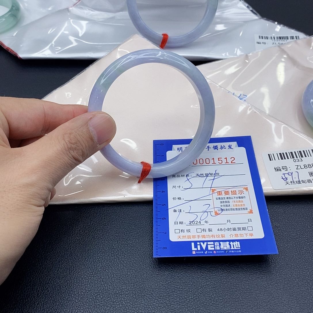 翡翠手镯未镶嵌嗯*?翡翠手镯