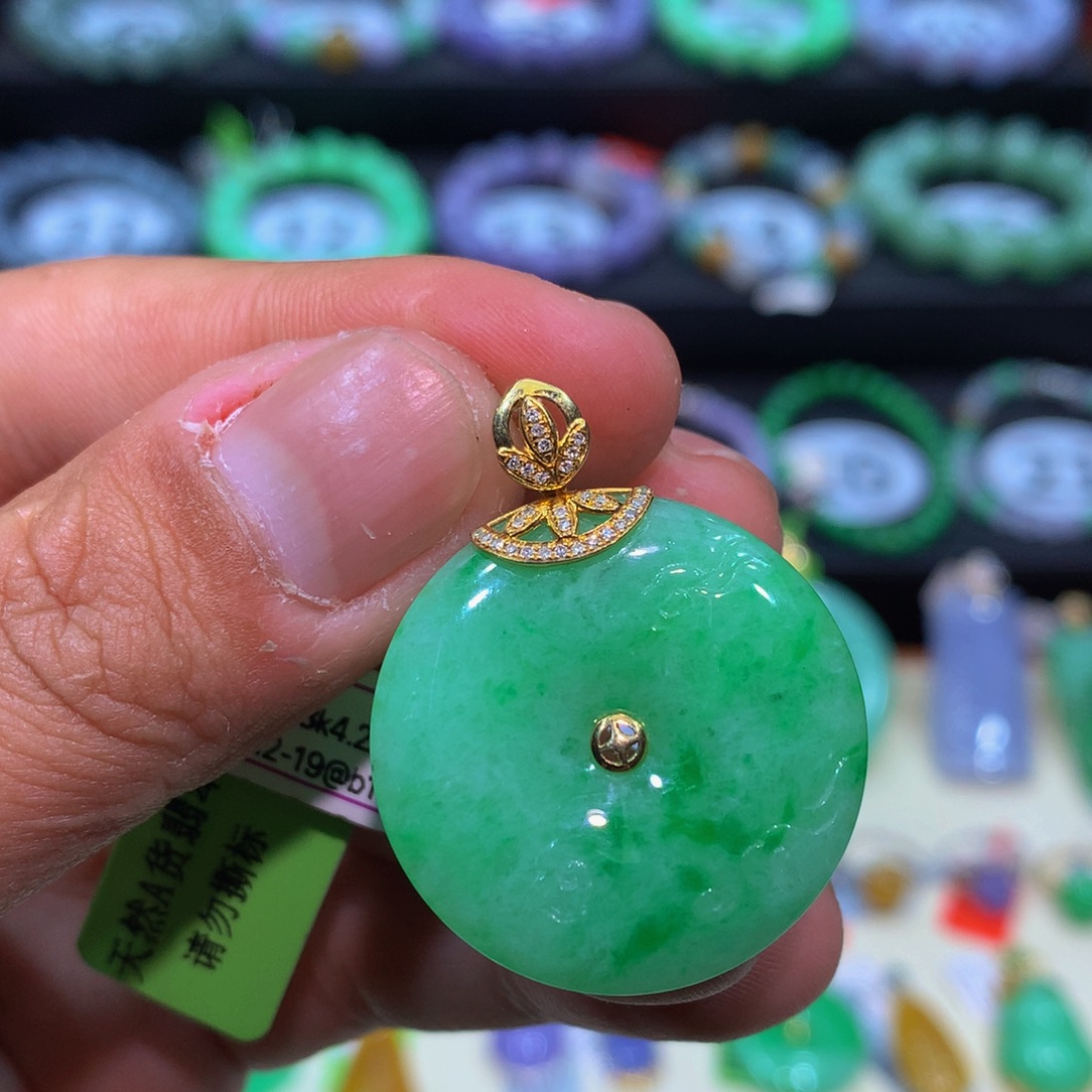 翡翠18K金镶嵌颈饰