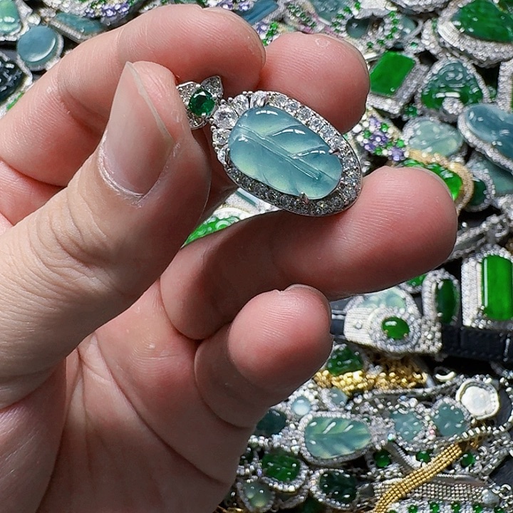 翡翠颈饰未镶嵌天然A货翡翠放漏