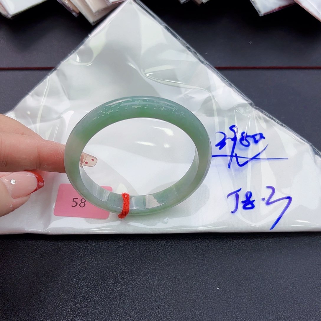 翡翠手镯未镶嵌手镯