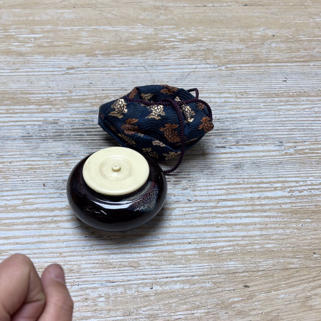 瓷片魔****?密密麻麻地排列着一个