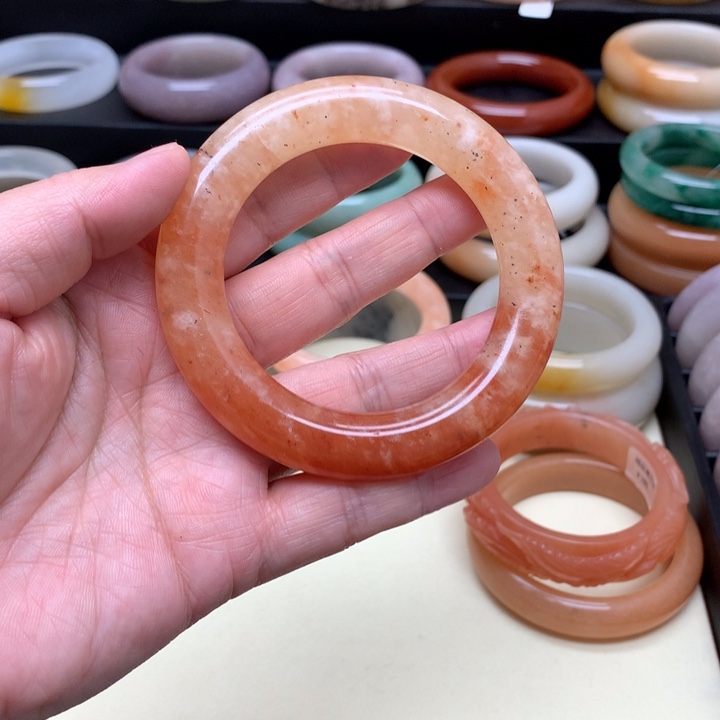 石英质玉手镯未镶嵌奶****?