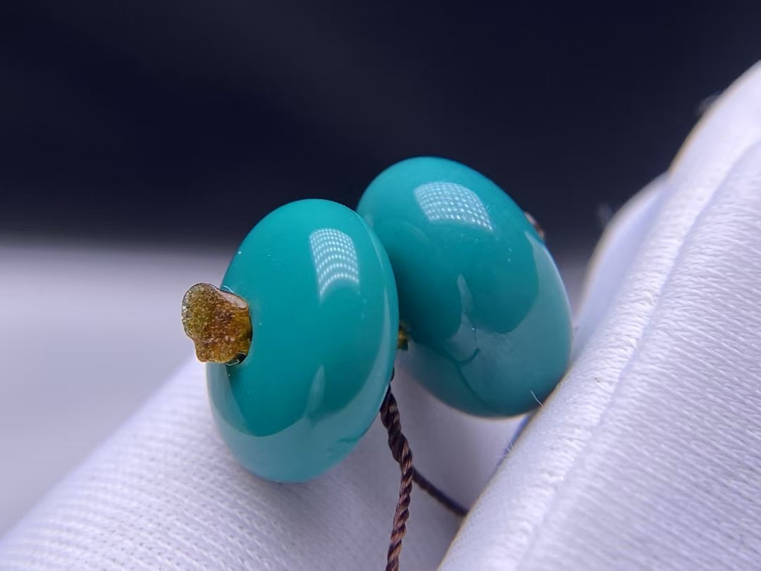  原矿高瓷精品飞蝶隔珠，小：10.7x5mm，大：11.2x6.5mm，总重2克（173）