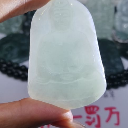 翡翠颈饰未镶嵌天然的A货翡翠