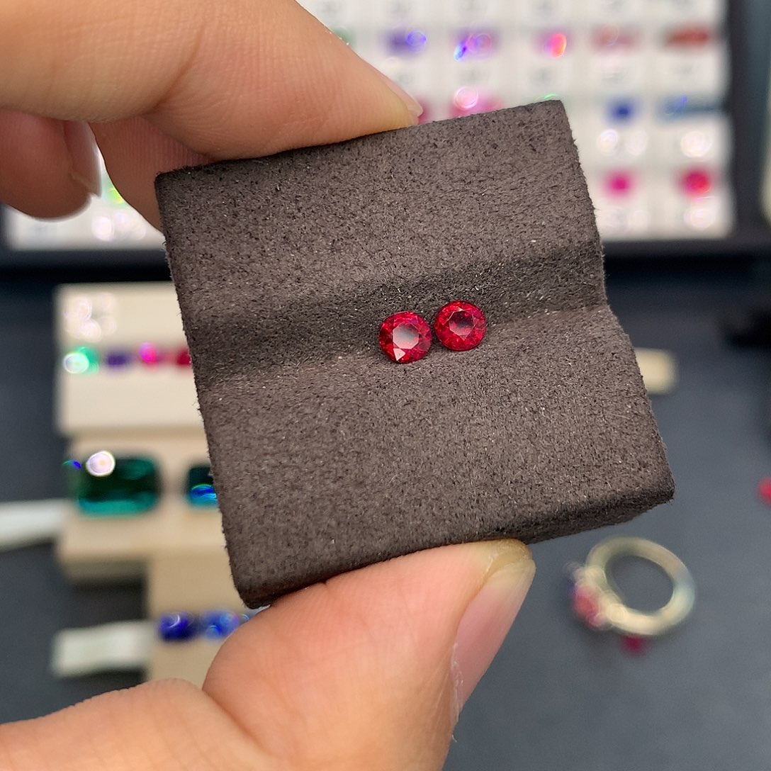 生***动红宝石裸石62分一对鸽血红耳钉