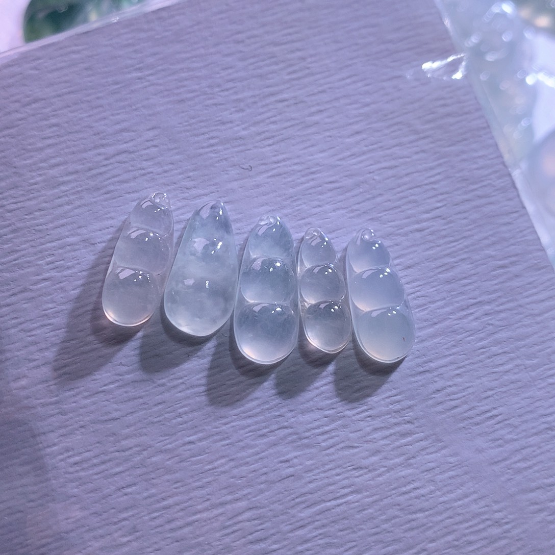 翡翠未镶嵌颈饰一手