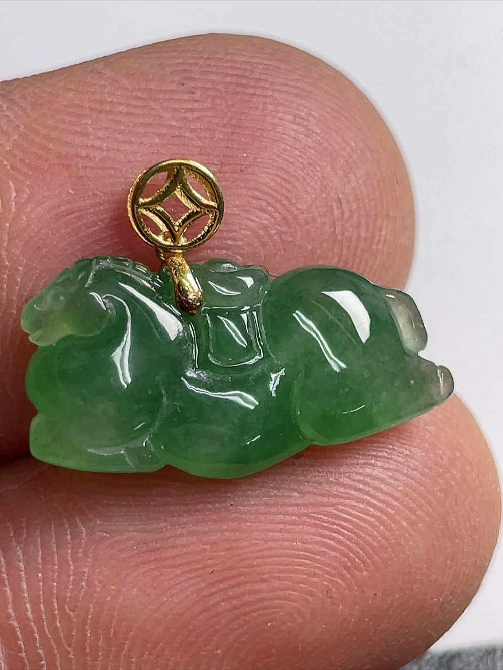 18 K金镶嵌缅甸翡翠A货冰种甜绿唐马吊坠，尺寸19.8-14-4.6