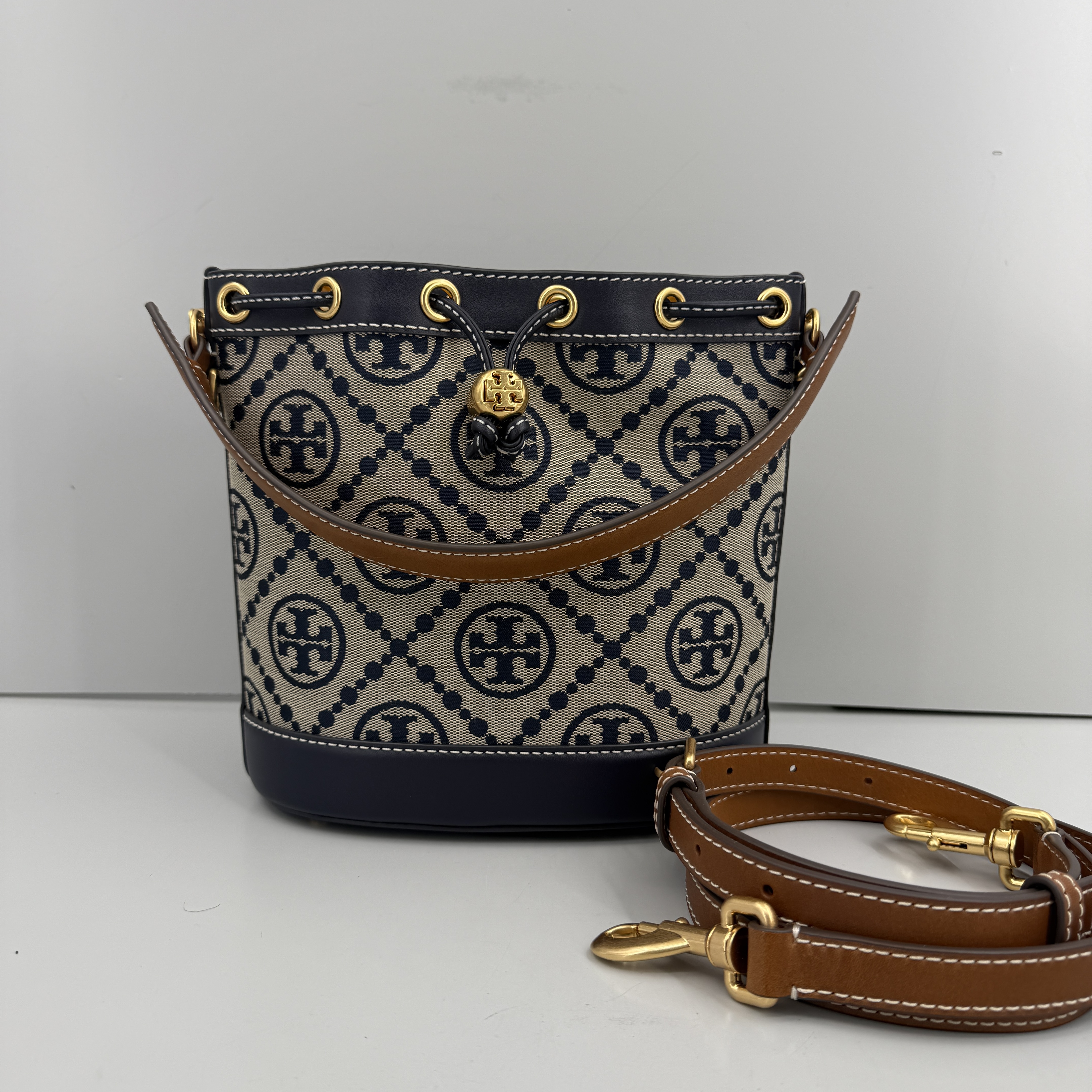99新 TORY BURCH/汤丽柏琦 蓝色中号水桶包21*21*12cm E121101