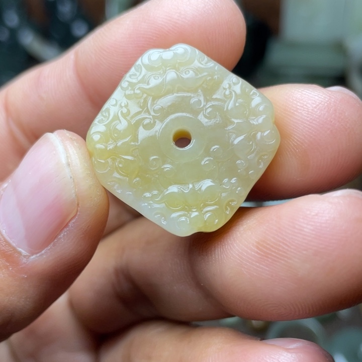 和田玉颈饰未镶嵌油***。