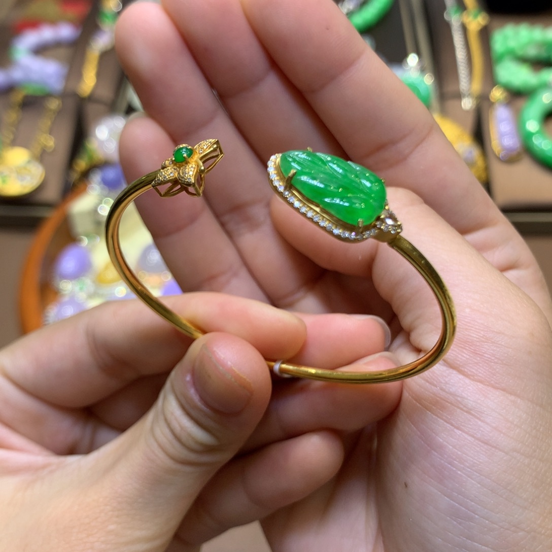 翡翠18K金镶嵌颈饰翡翠