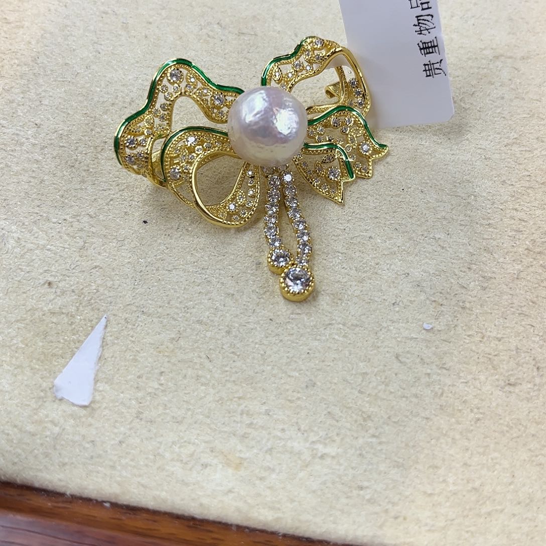 合金胸饰淡水珍珠