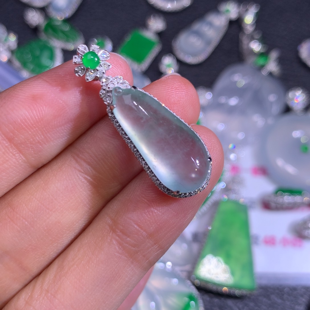 翡翠颈饰18K金镶嵌翡翠