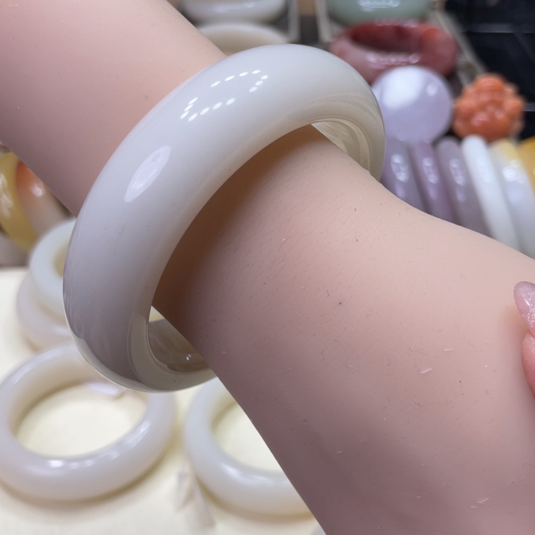 未镶嵌手镯石英岩玉