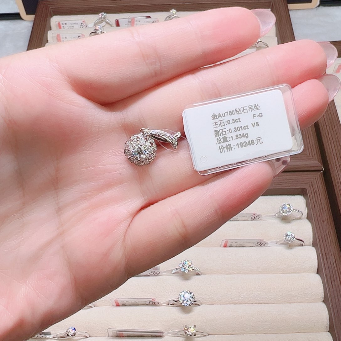 钻石颈饰18K金镶嵌钻石吊坠