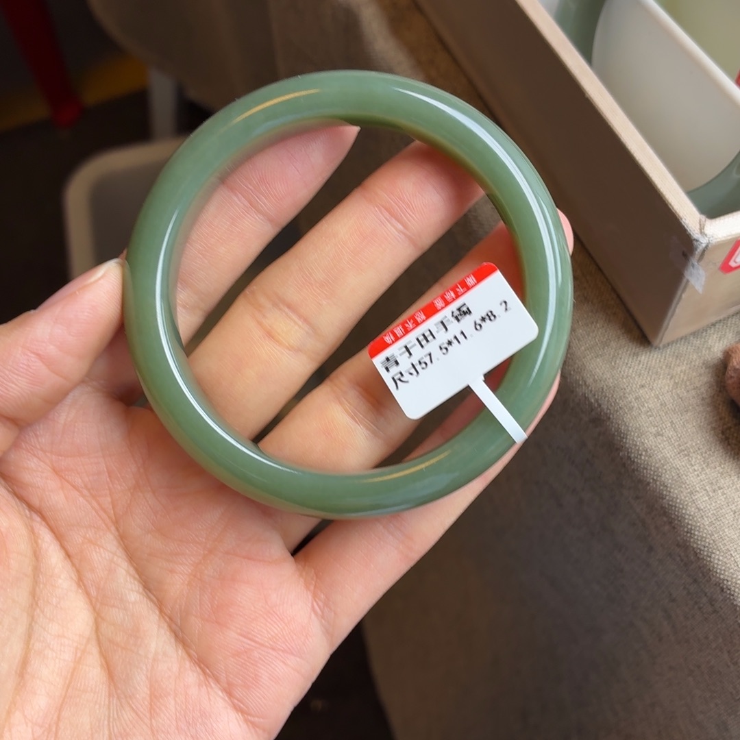 和田玉未镶嵌手镯