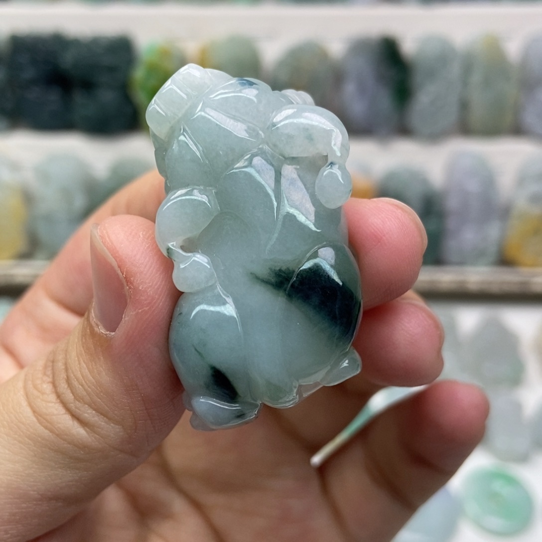 翡翠未镶嵌吊坠(赠链)