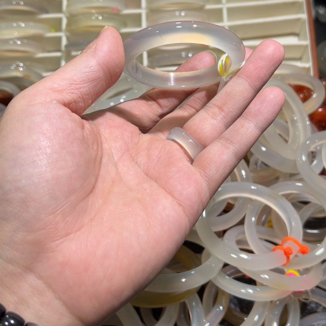 玛瑙/玉髓未镶嵌手镯52圈微瑕4.2